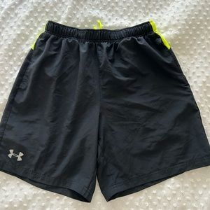 Men’s Under Armour lined running shorts
